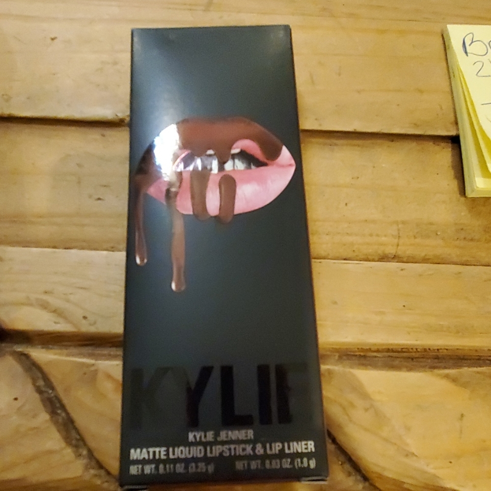 Kylie Matte Liquid Lipstick & Liner in Clove